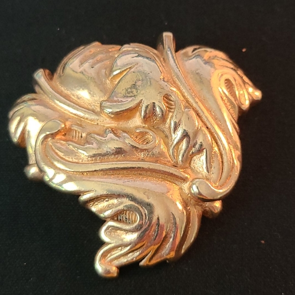 Vintage TRIFARI leaf pin/brooch - Picture 1 of 5